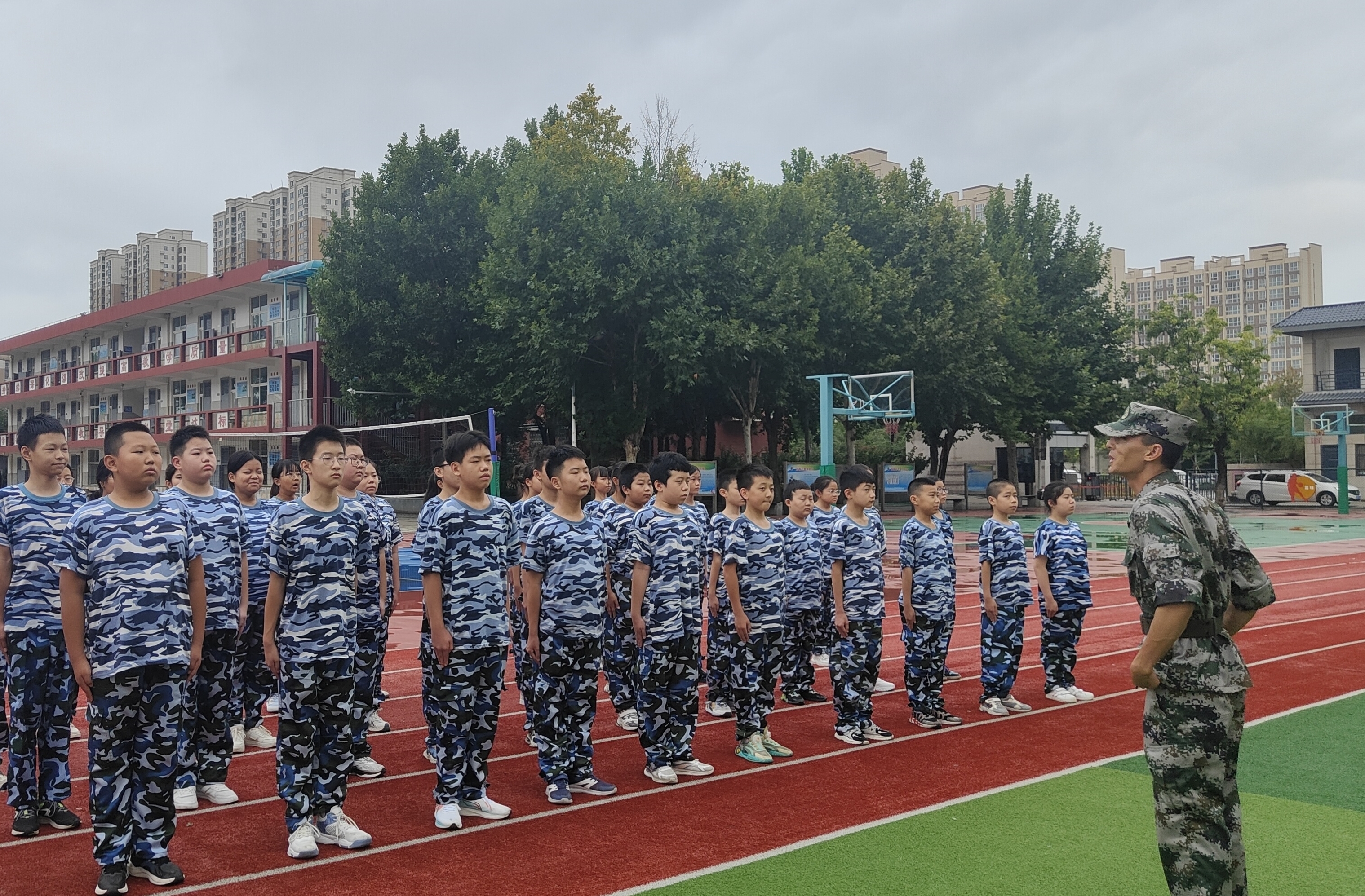 图为七年级新生训练