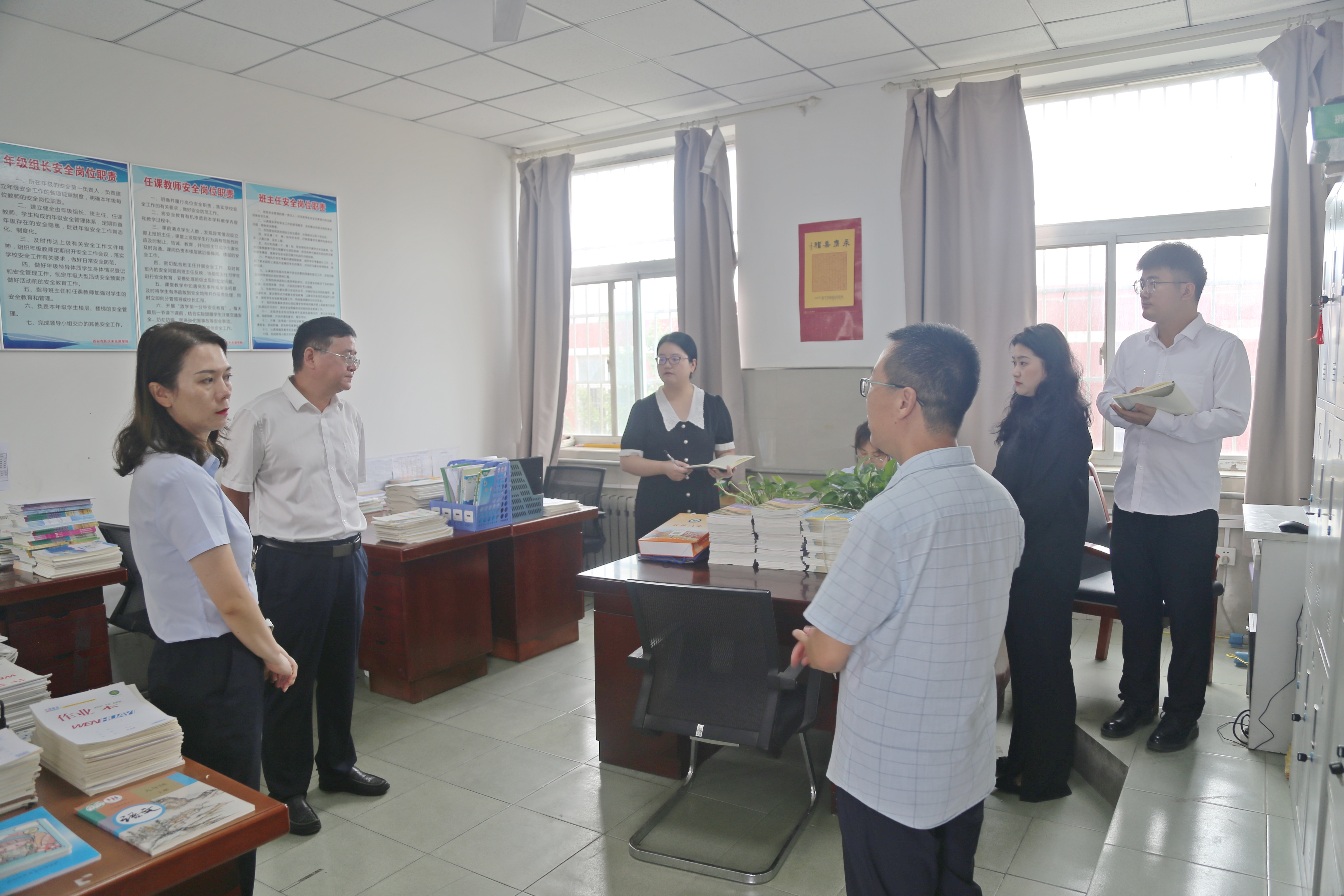 王主任看望慰问了毕业班老师