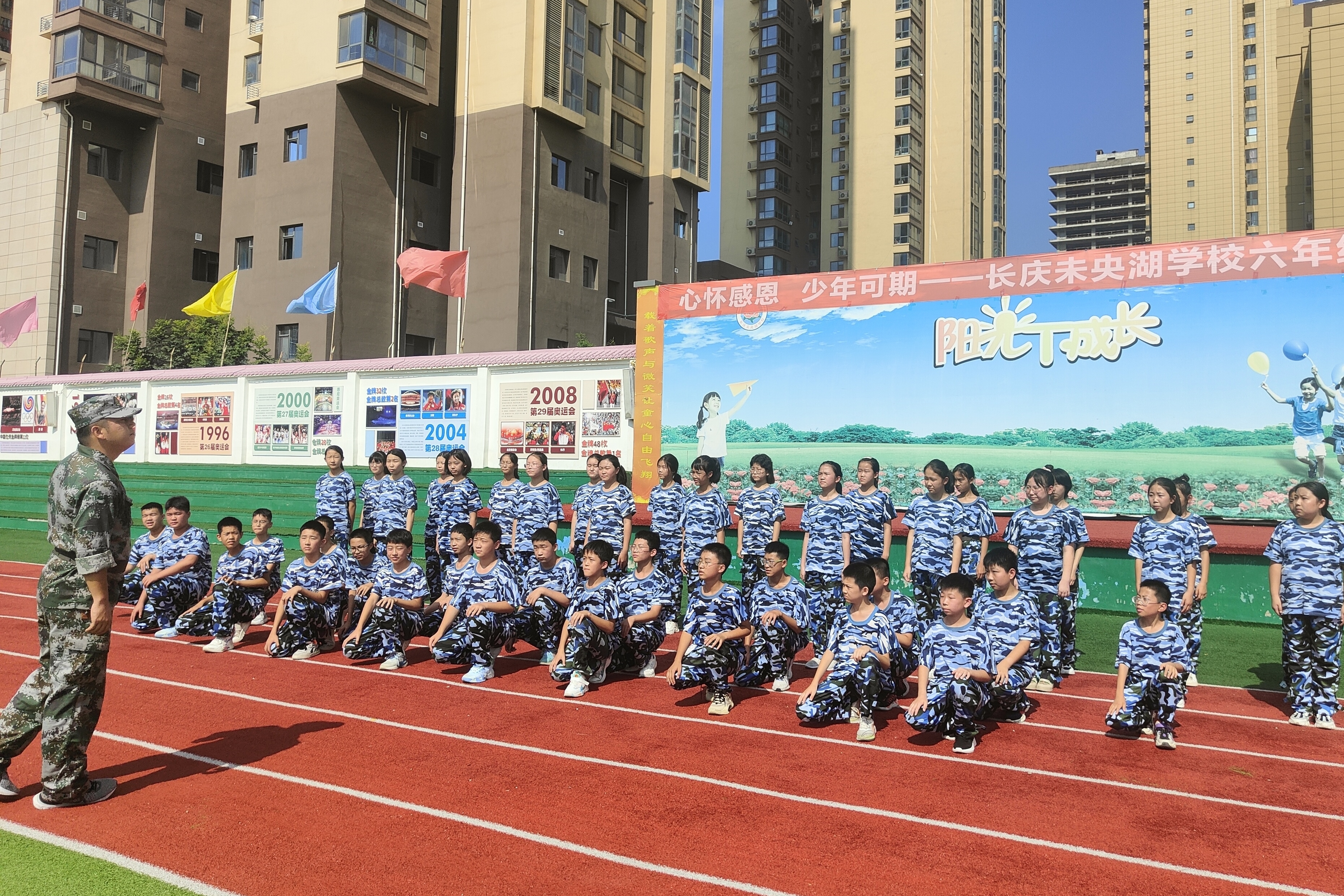 图为学生刻苦训练