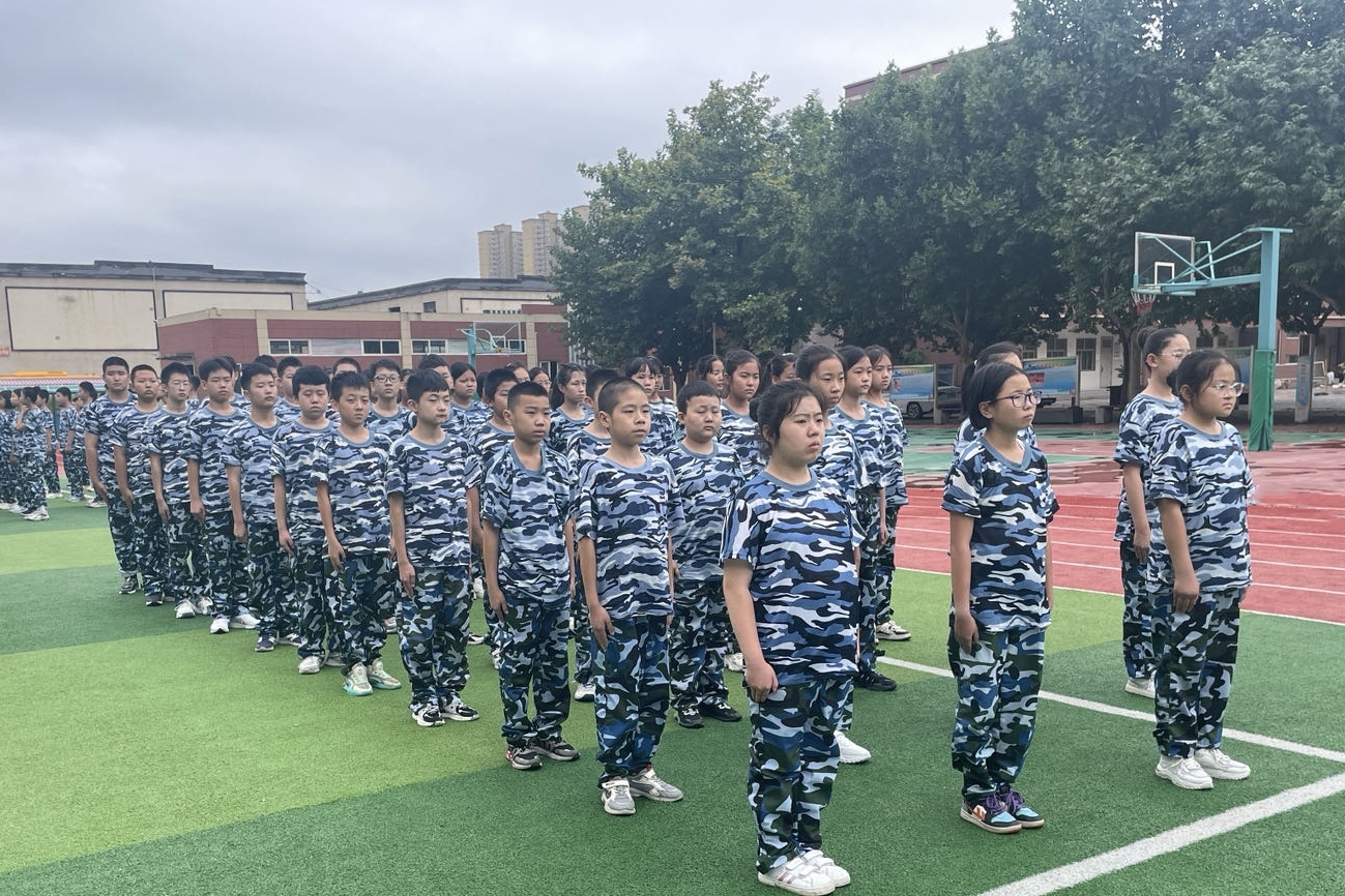 图为各班学生整齐的队列