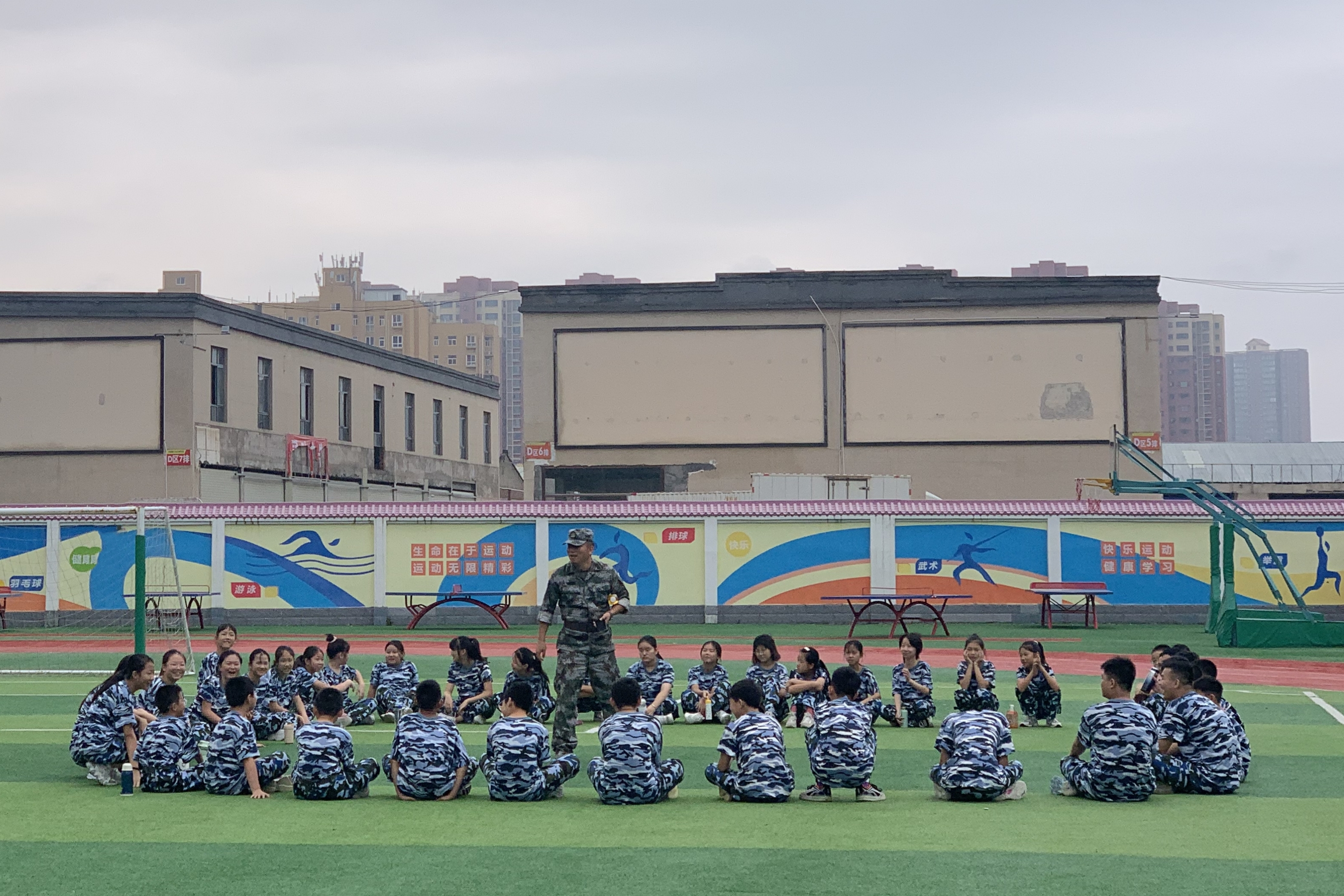 图为学生在休息时间拉歌、表演