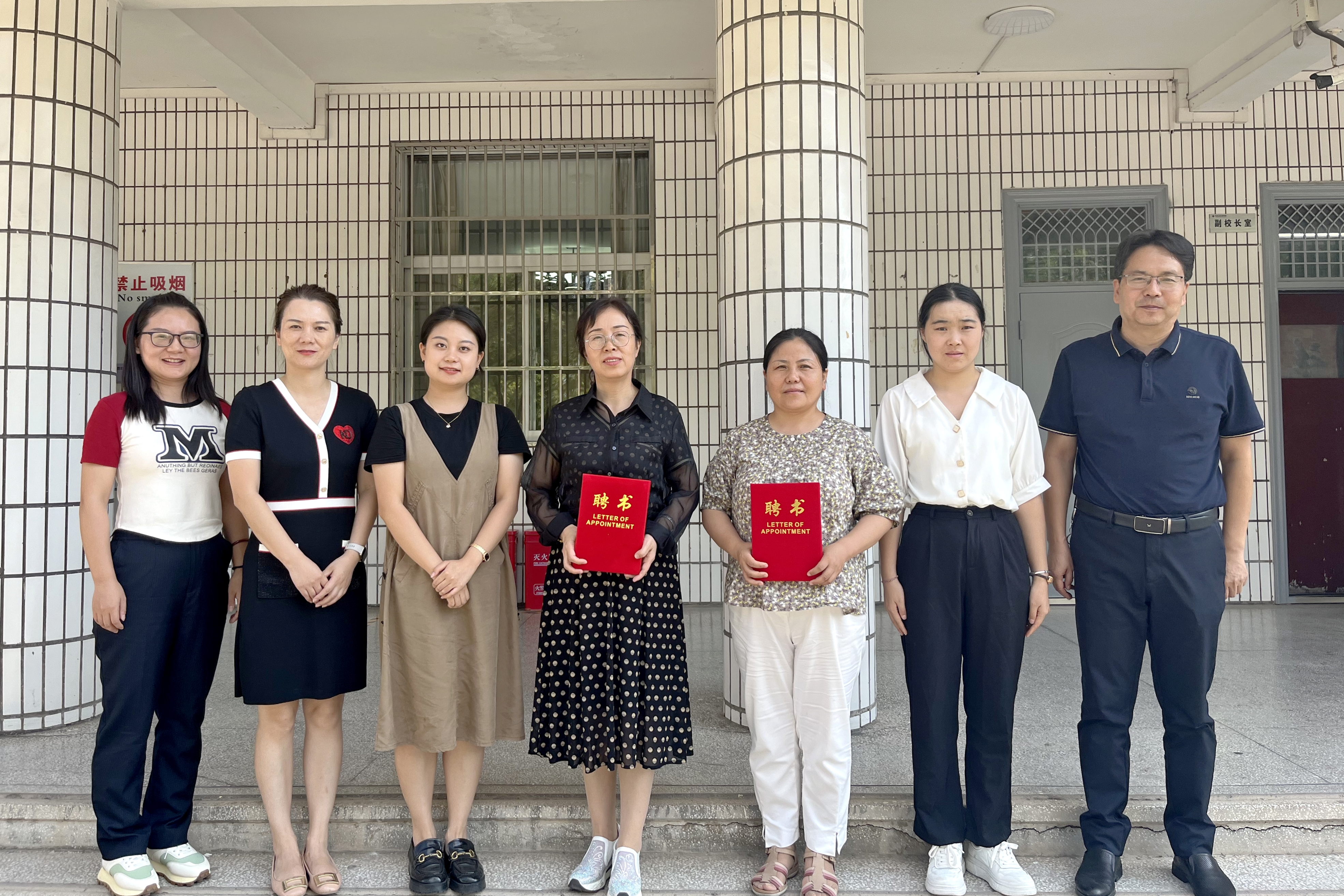 图为师徒合影留念