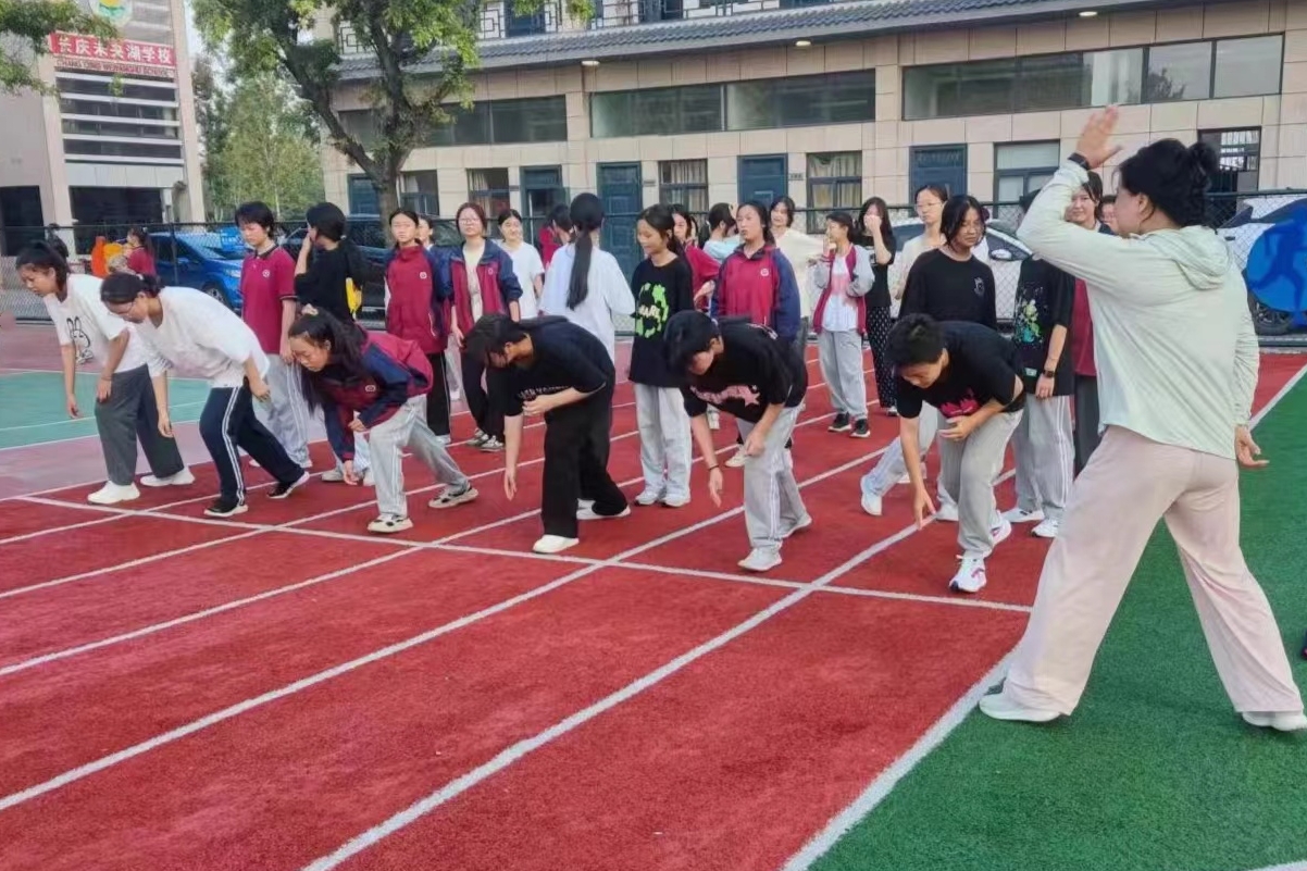 图为九年级学生进行体育训练