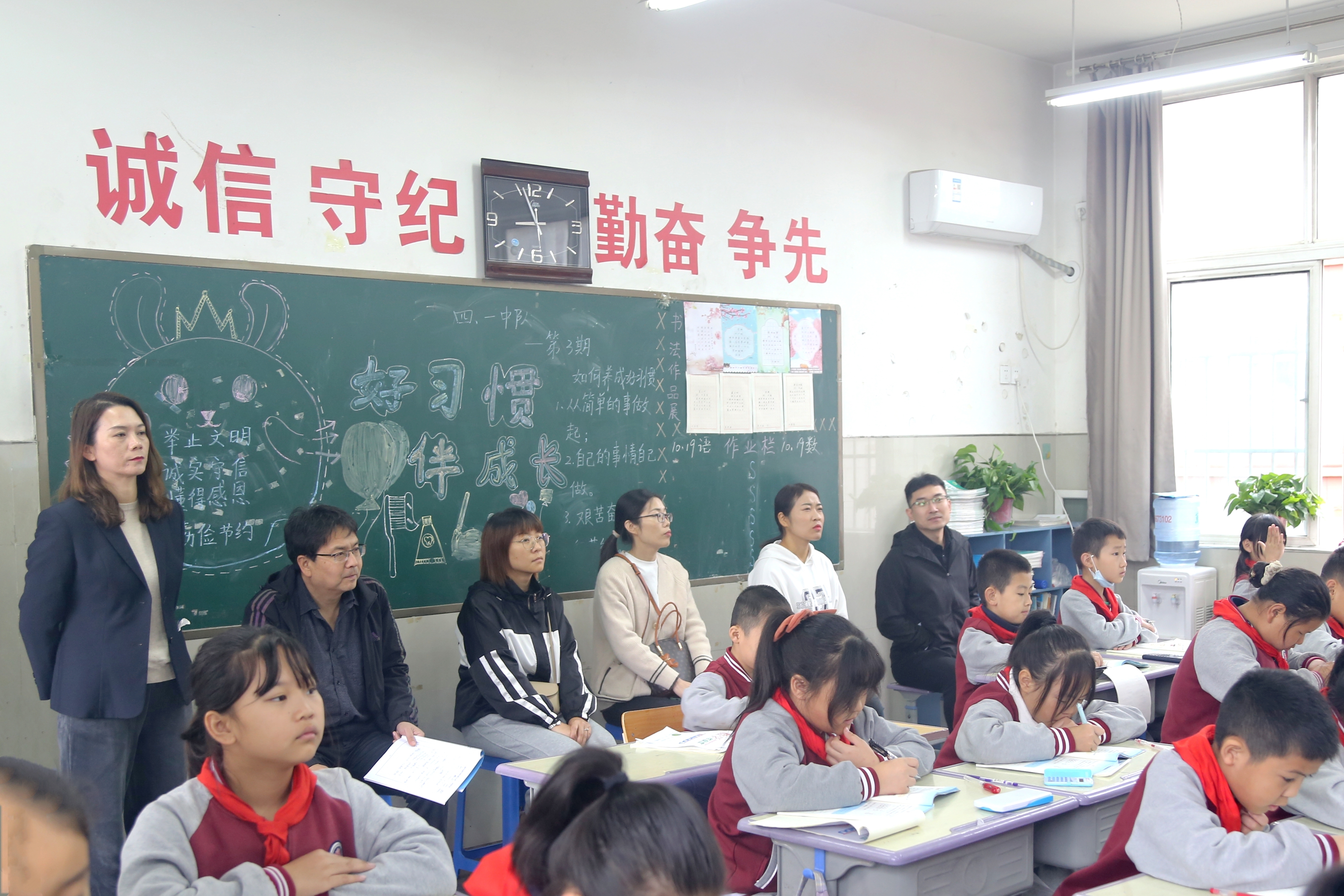 图为家长进班听课