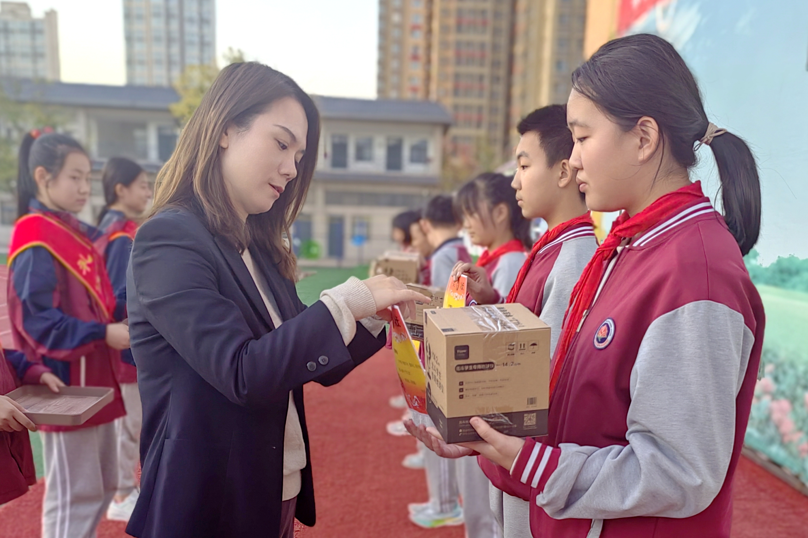 图为校领导为获奖学生颁奖