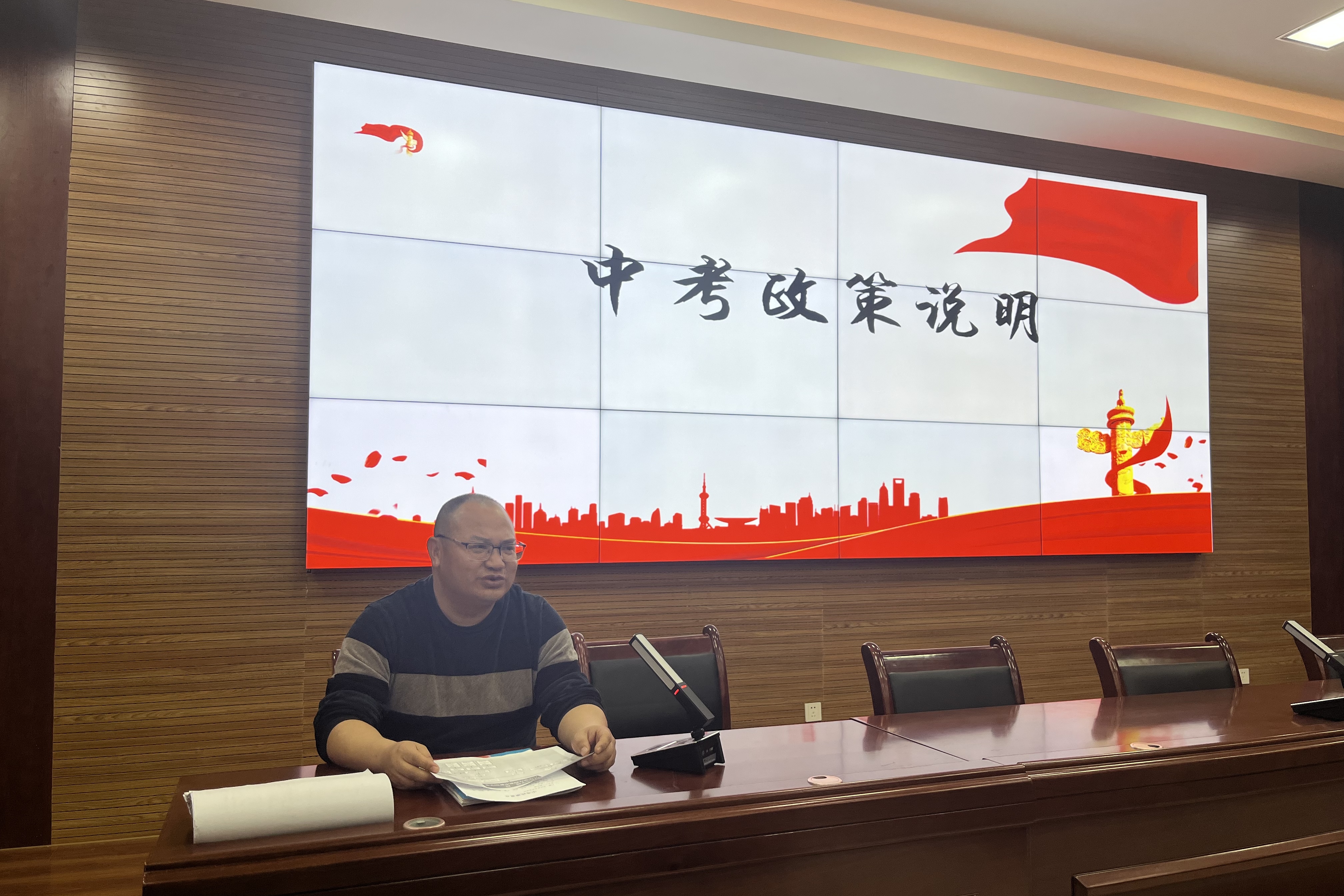 图为八年级组长单桂荣讲解中考新政策
