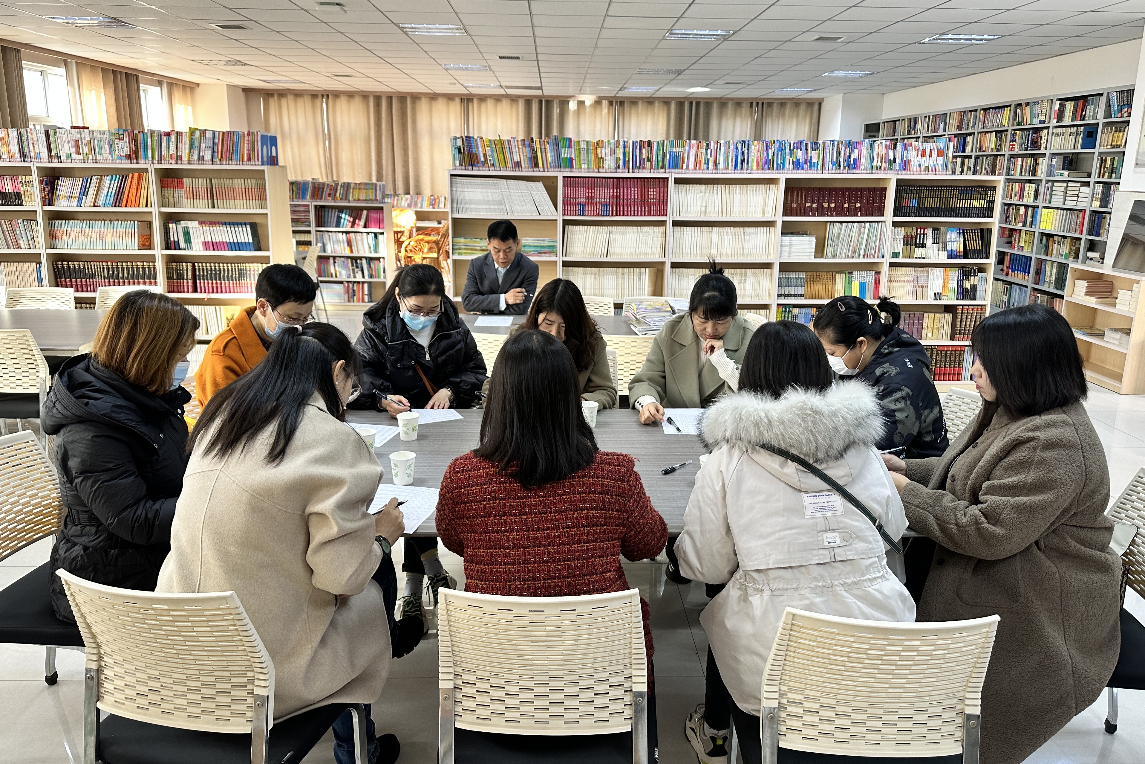 图为督导评估专家进行问卷调查
