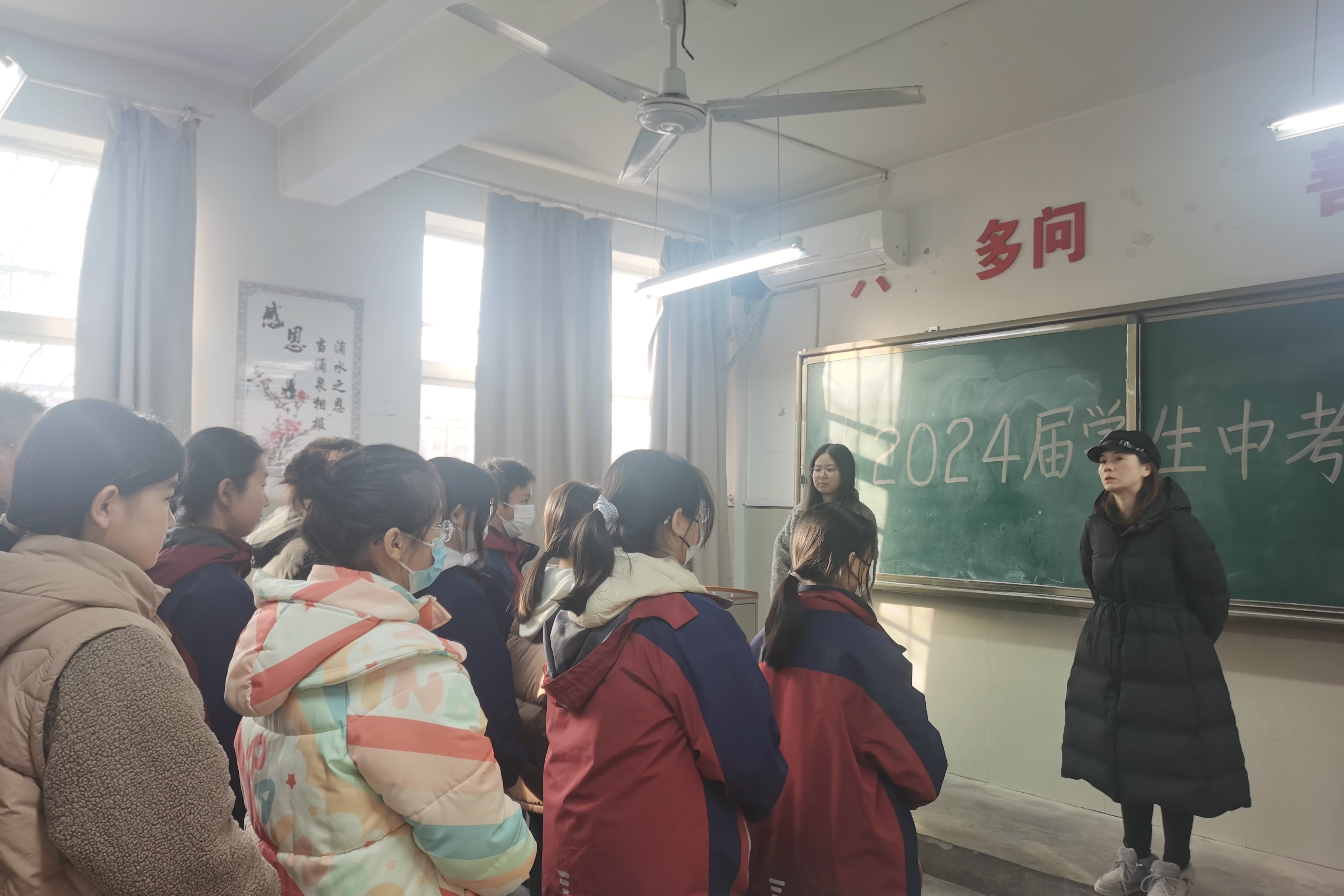 图为学生分层动员会上田源校长作动员讲话