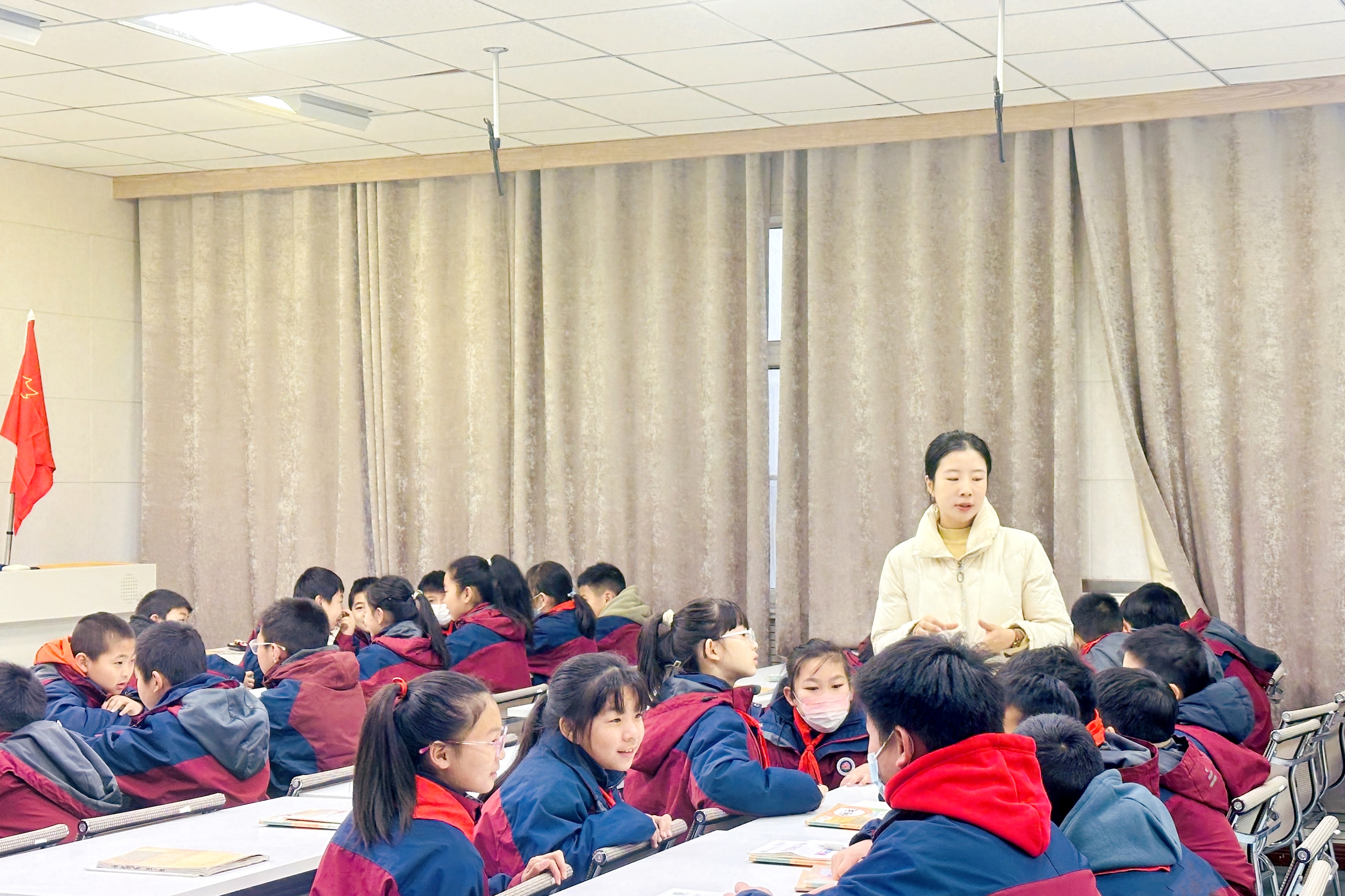 图为中队辅导员黄丹《规则伴我心 安全伴我行》主题队会