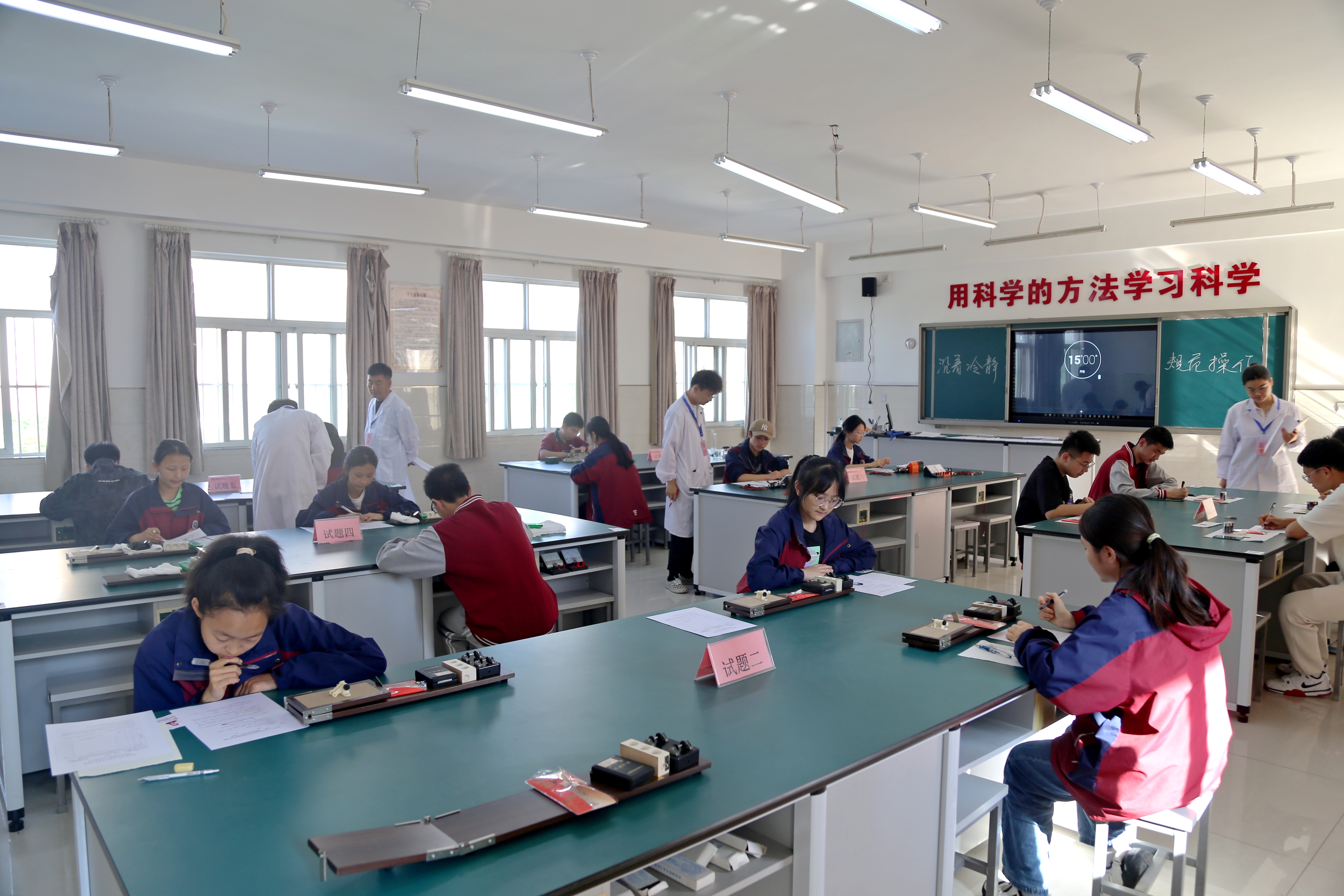 图为学生进行实验操作考试