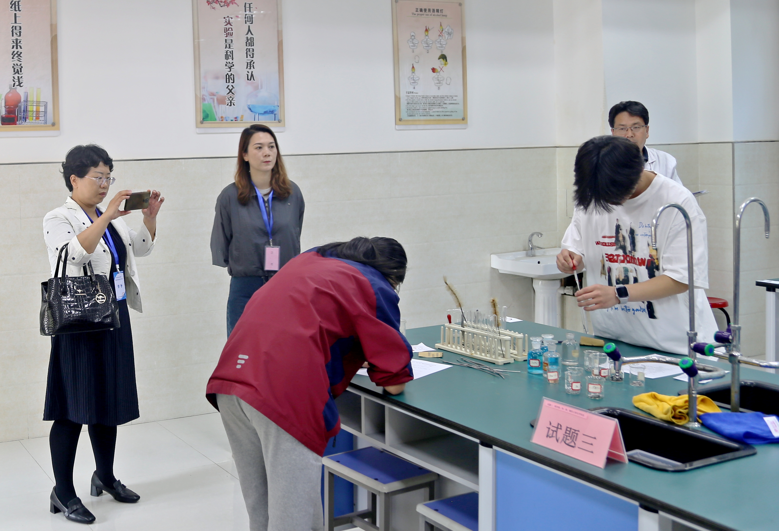 图为学生进行实验操作考试