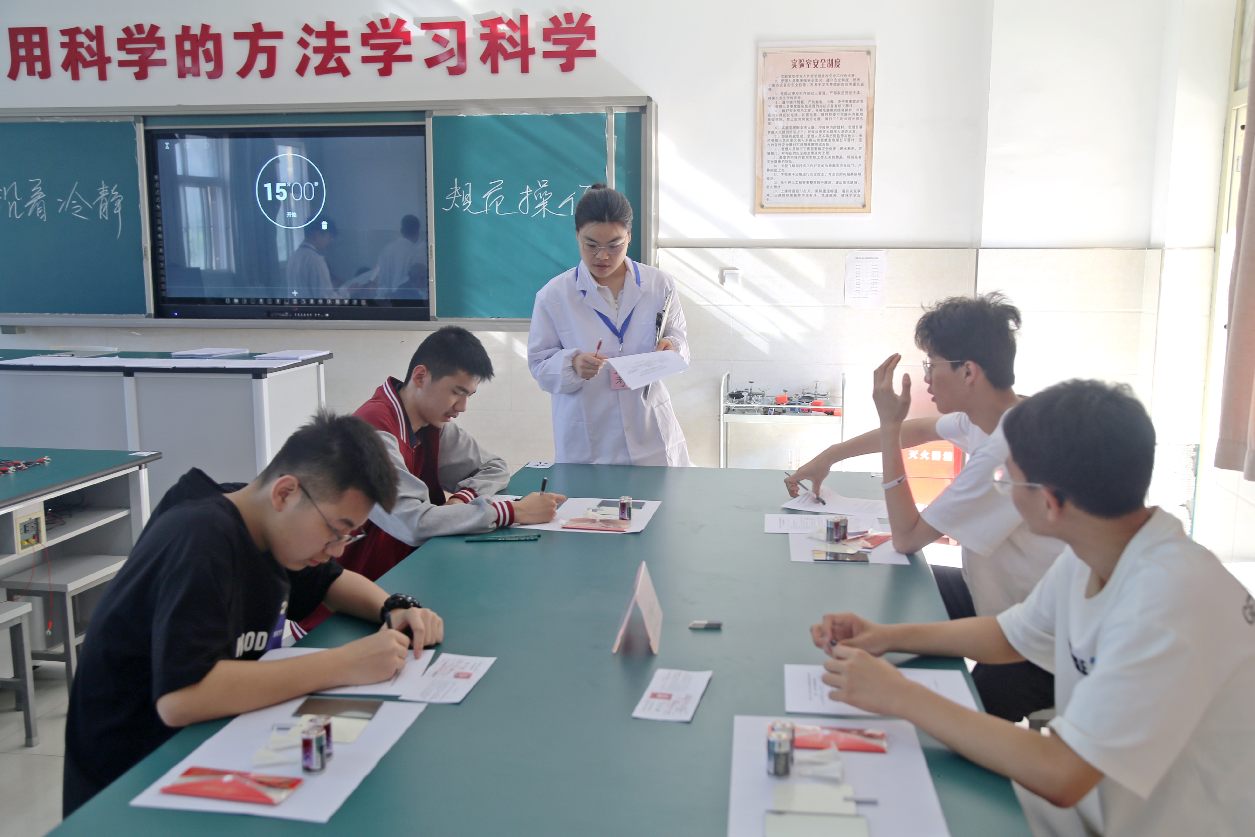 图为学生进行实验操作考试