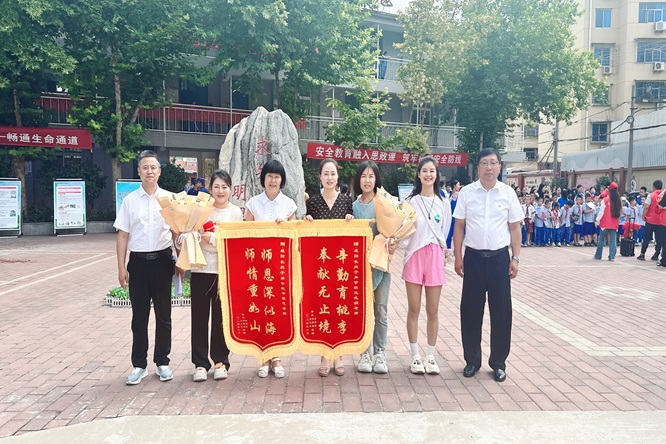 咸阳长庆子弟学校家长为老师赠送锦旗