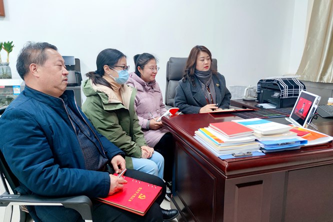 长庆泾渭小学党支部组织全体党员观看全国“两会”开幕会直播盛况