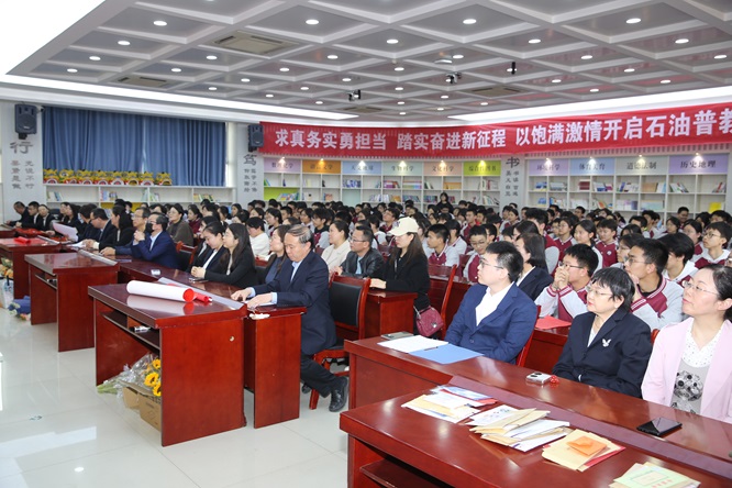 点燃奋斗激情，共迎六月夺魁——长庆八中九年级举行中考百日誓师大会