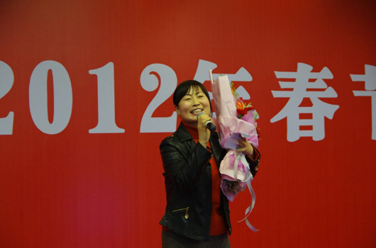 省教育厅财务处洪亚玲献唱《荷塘月色》