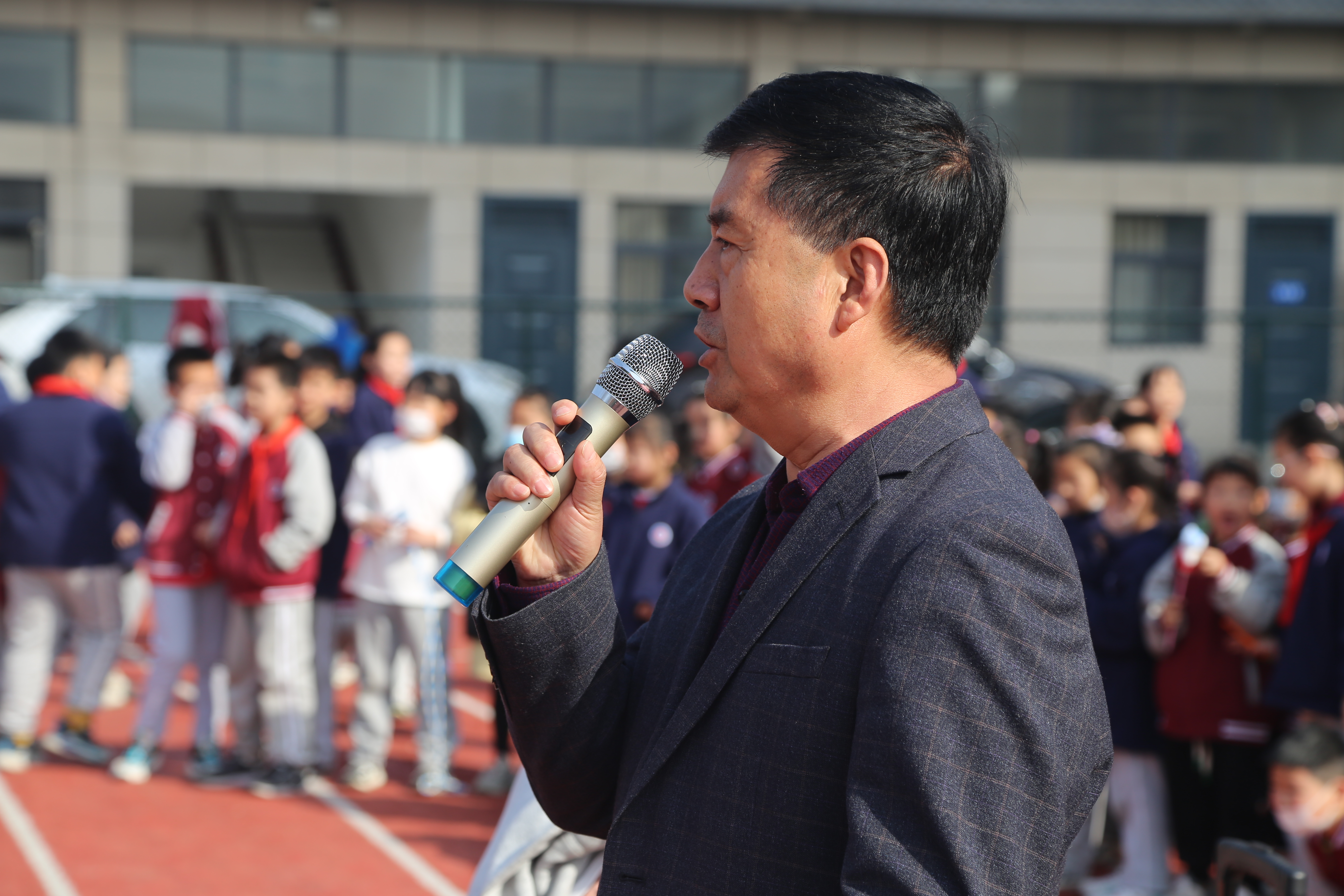图为窦兴武代表学校致贺词