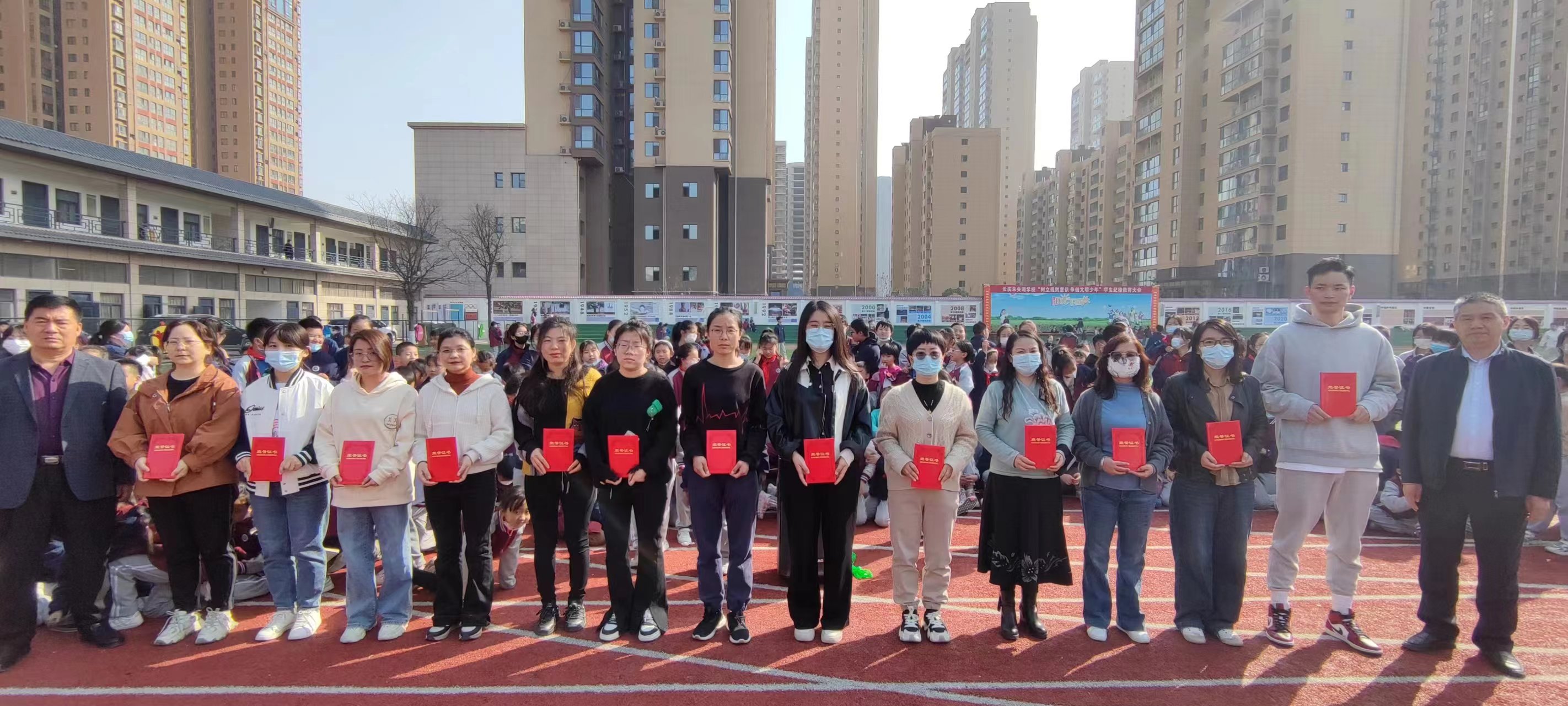 向先进个人颁奖