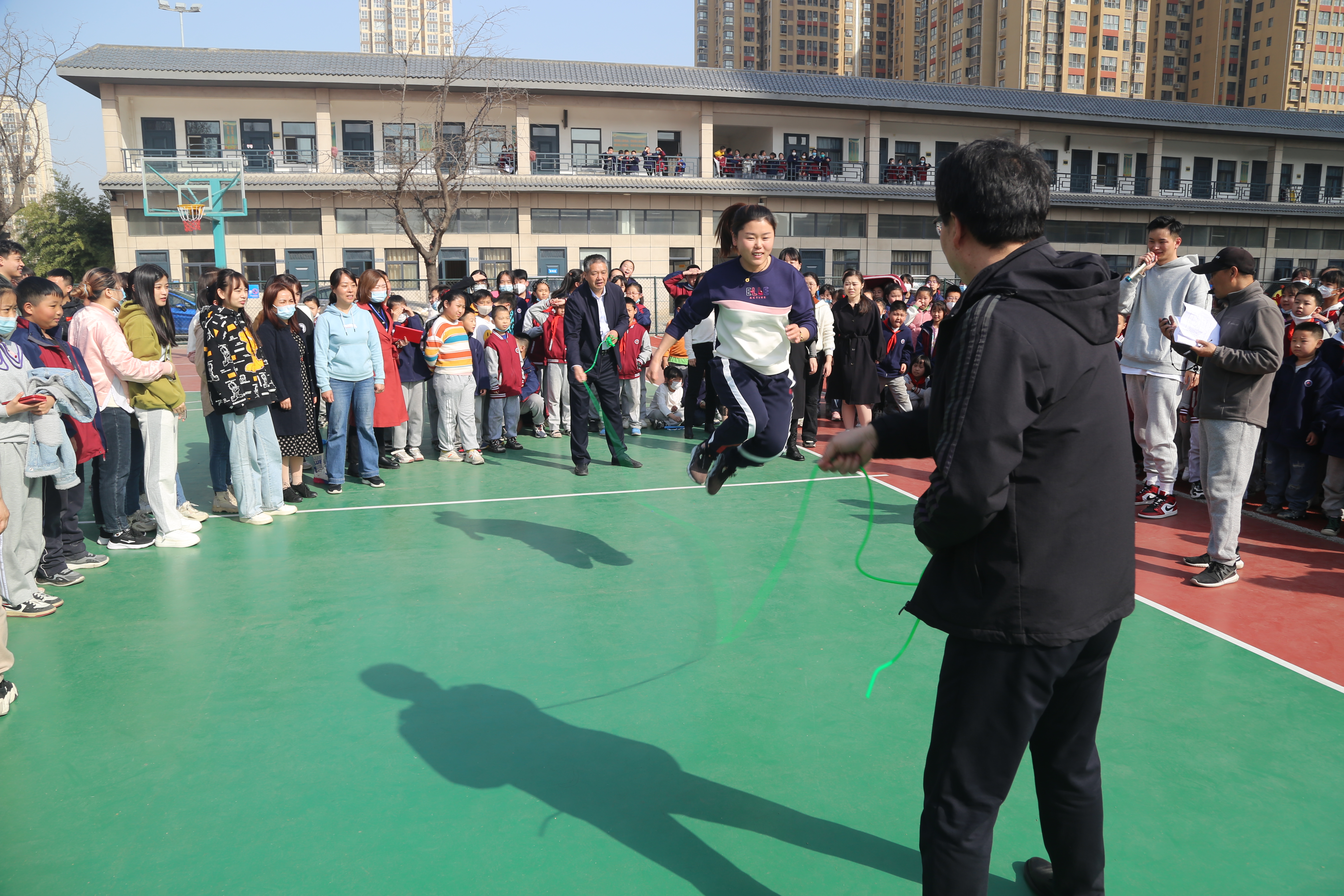 图为庆“三八”游艺活动