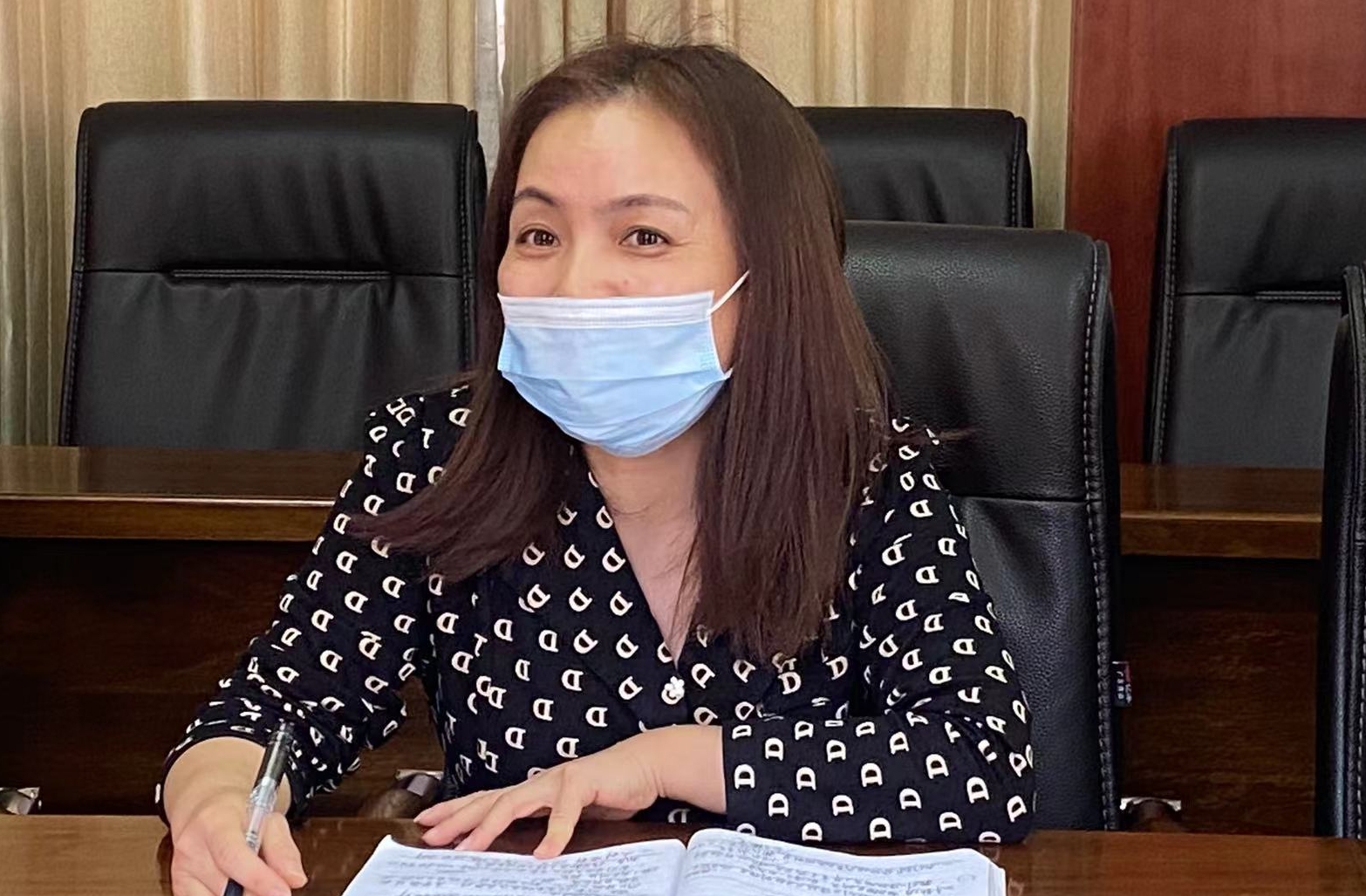 图为各课题组负责人进行汇报