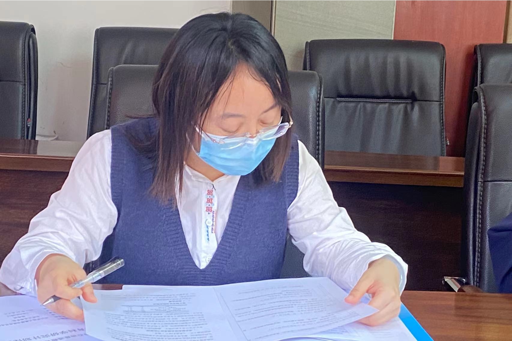图为各课题组负责人进行汇报