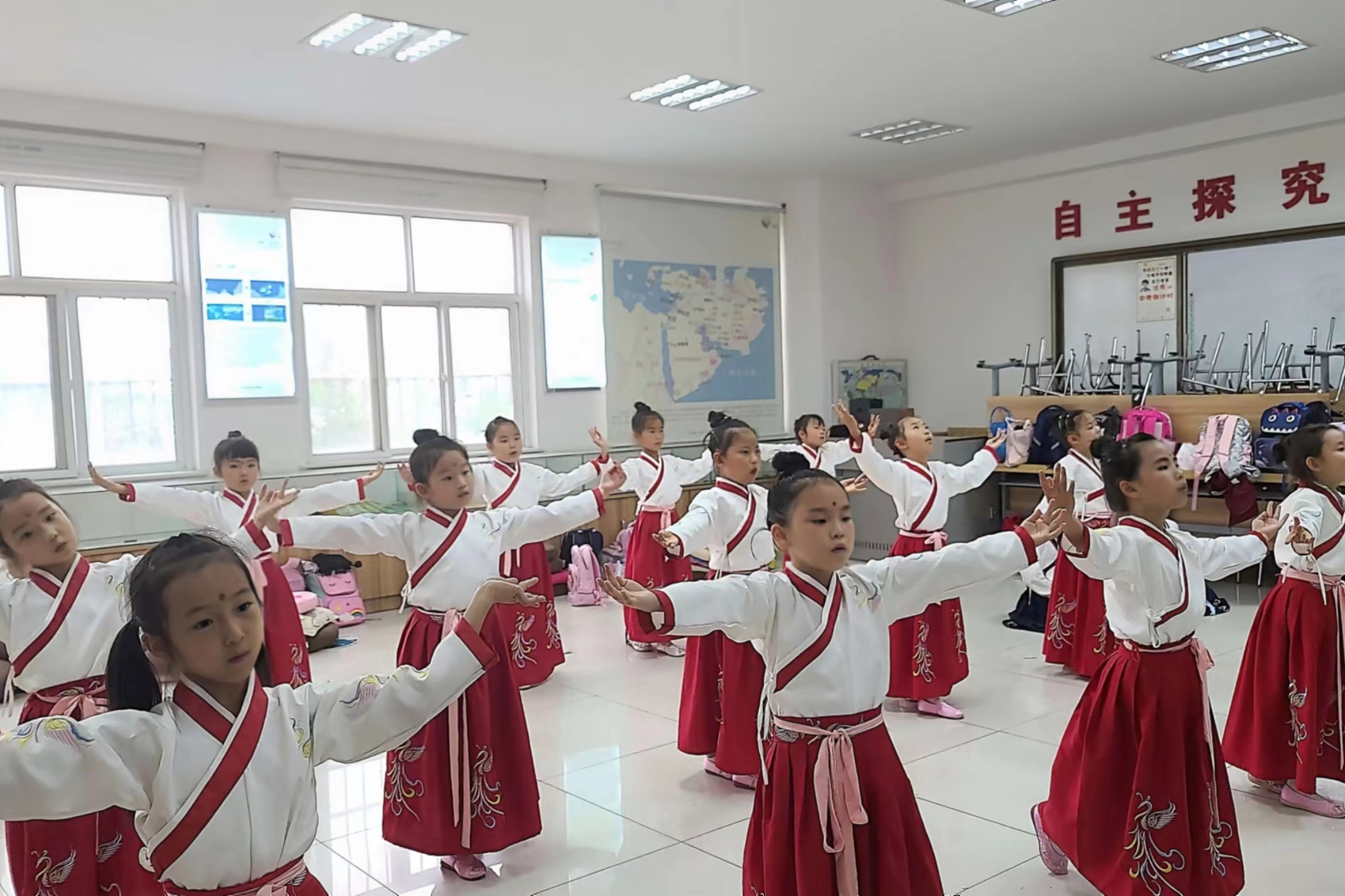 图为学生进行舞蹈训练
