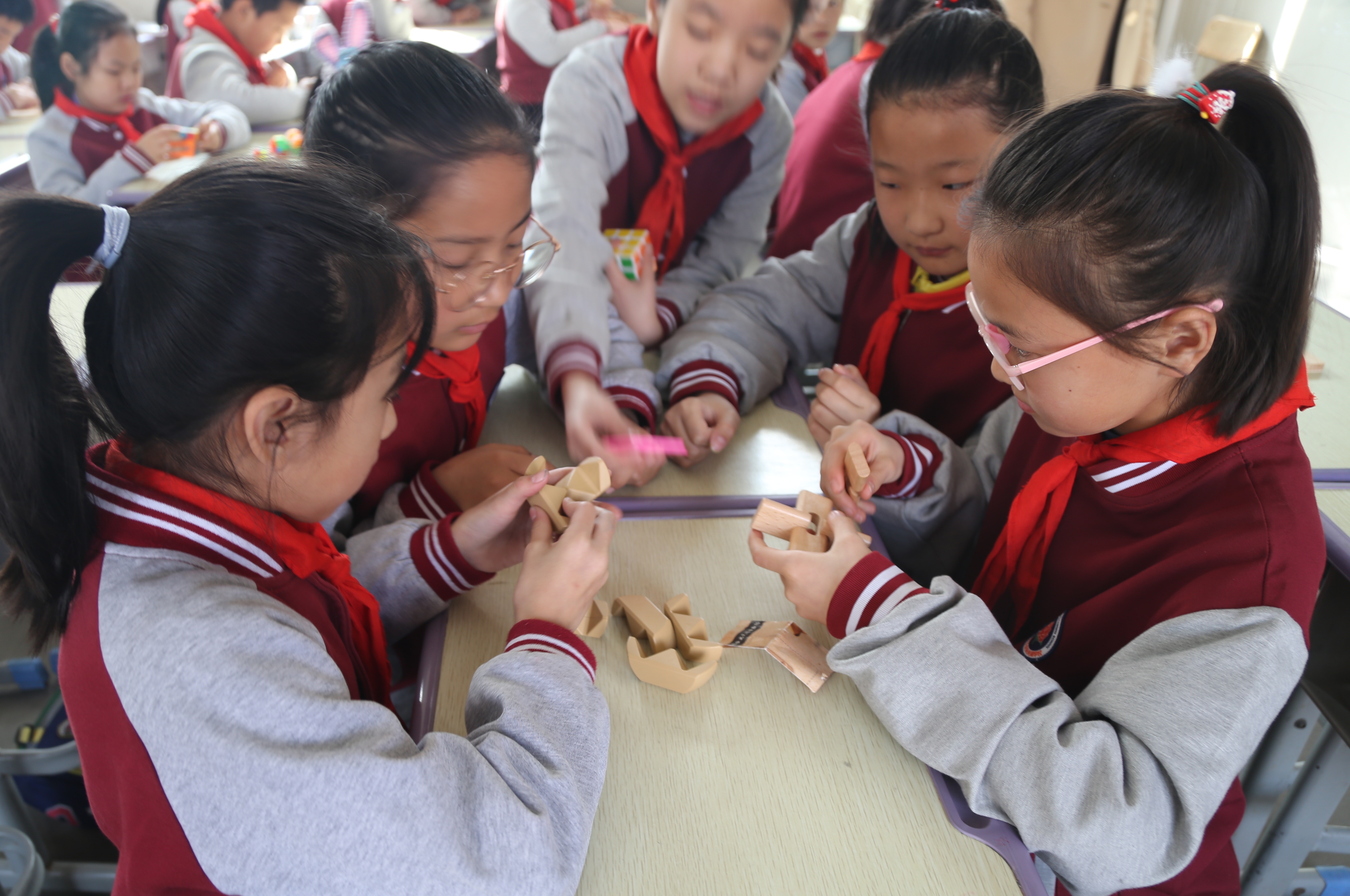 图为学生完成手工作业